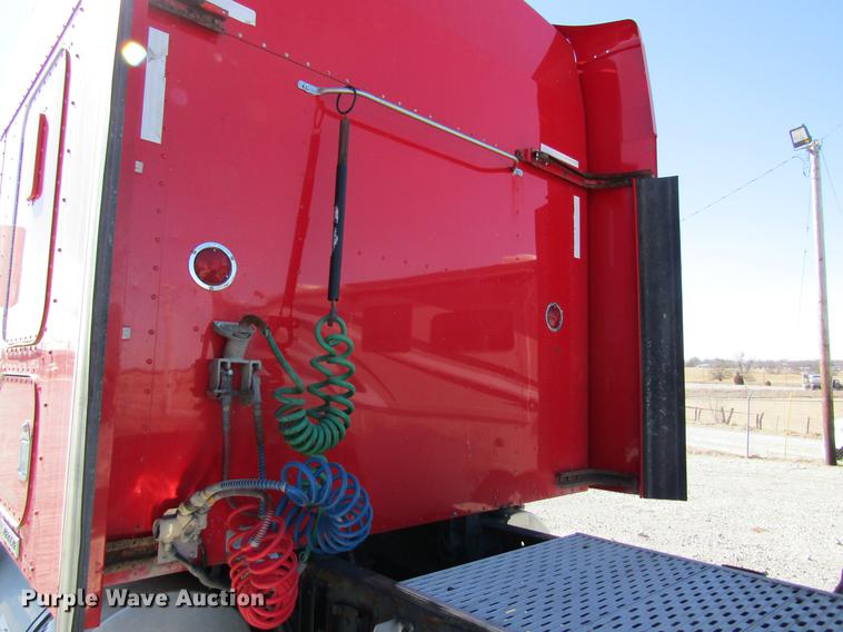 image for item DB5937 2007 Kenworth T600 semi truck