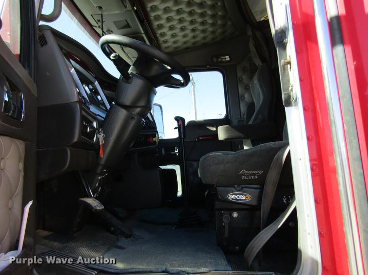 image for item DB5937 2007 Kenworth T600 semi truck