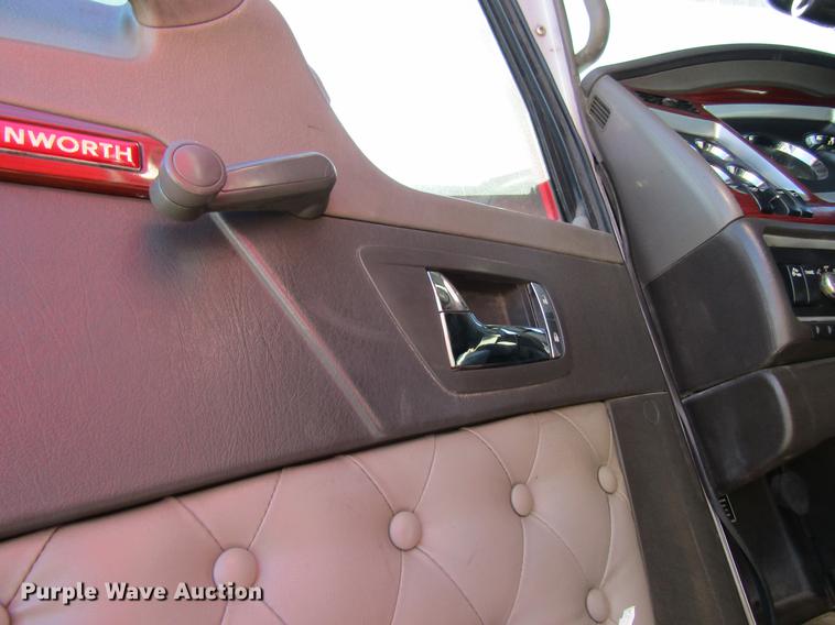 image for item DB5937 2007 Kenworth T600 semi truck