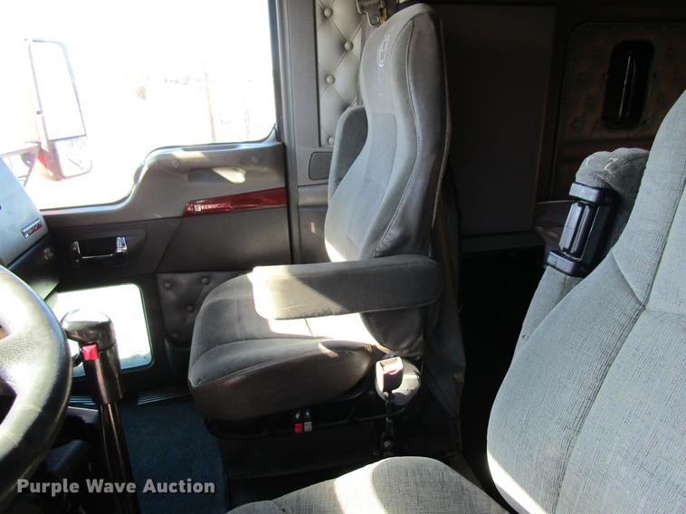 image for item DB5937 2007 Kenworth T600 semi truck