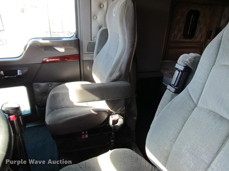 image for item DB5937 2007 Kenworth T600 semi truck