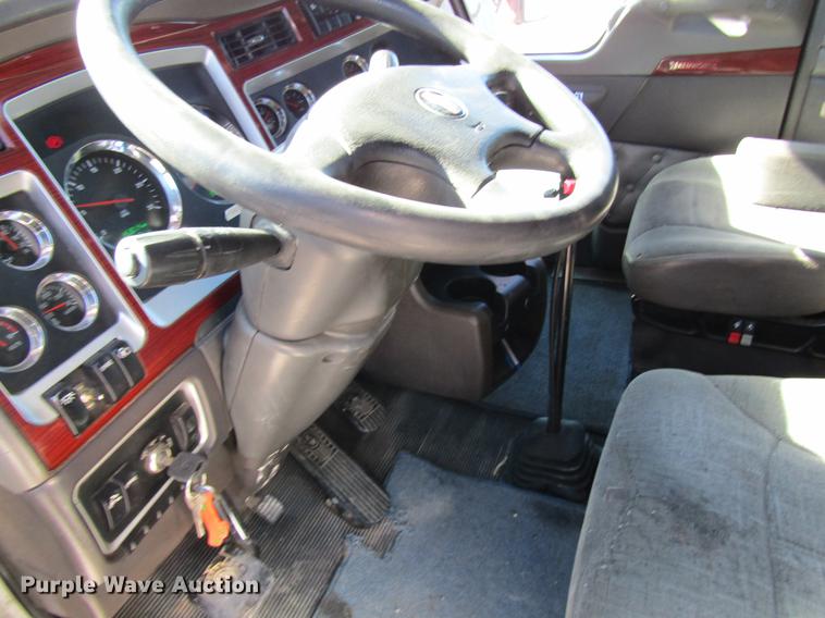 image for item DB5937 2007 Kenworth T600 semi truck
