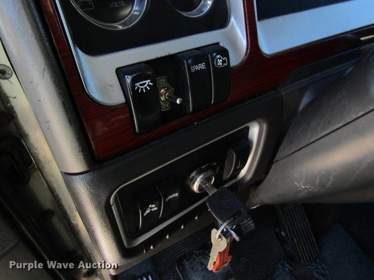image for item DB5937 2007 Kenworth T600 semi truck