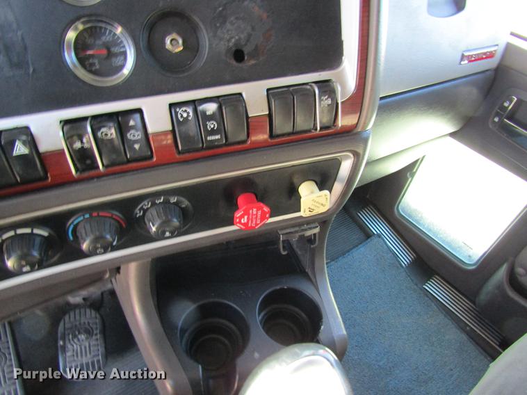 image for item DB5937 2007 Kenworth T600 semi truck