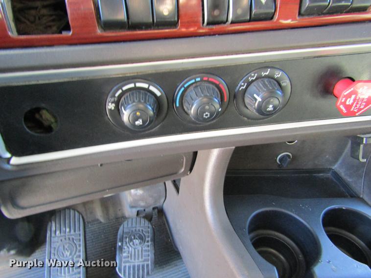 image for item DB5937 2007 Kenworth T600 semi truck