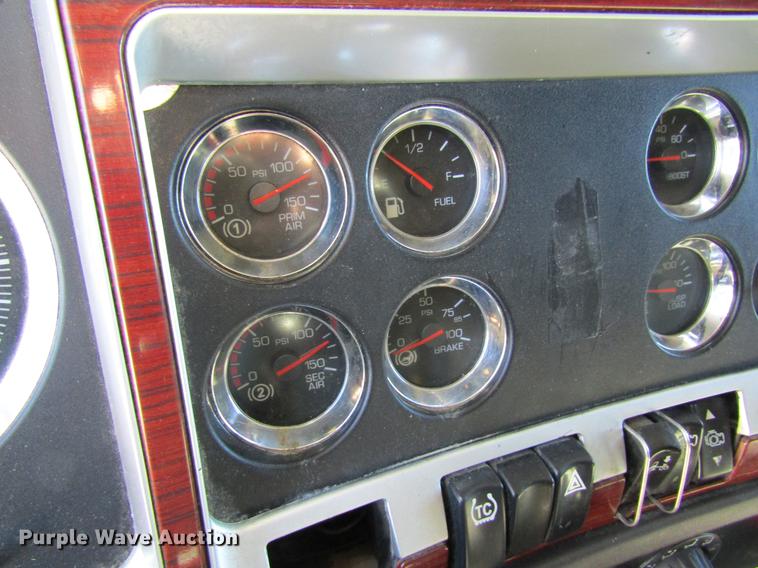 image for item DB5937 2007 Kenworth T600 semi truck