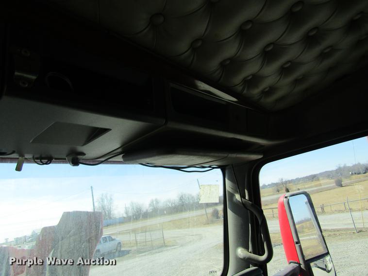 image for item DB5937 2007 Kenworth T600 semi truck