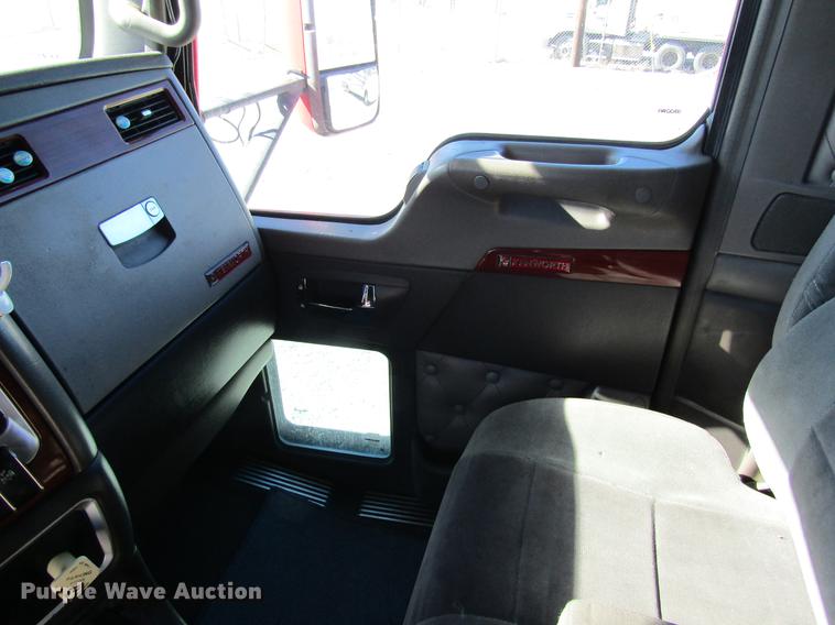 image for item DB5937 2007 Kenworth T600 semi truck