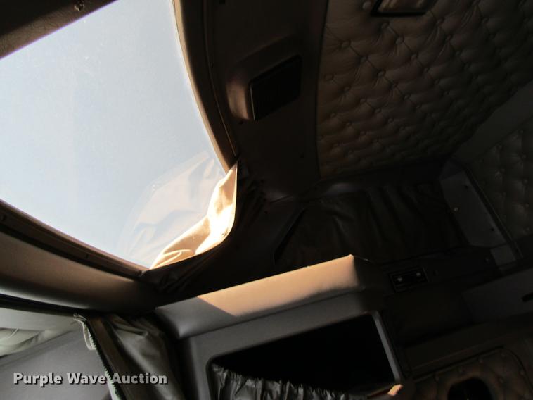 image for item DB5937 2007 Kenworth T600 semi truck