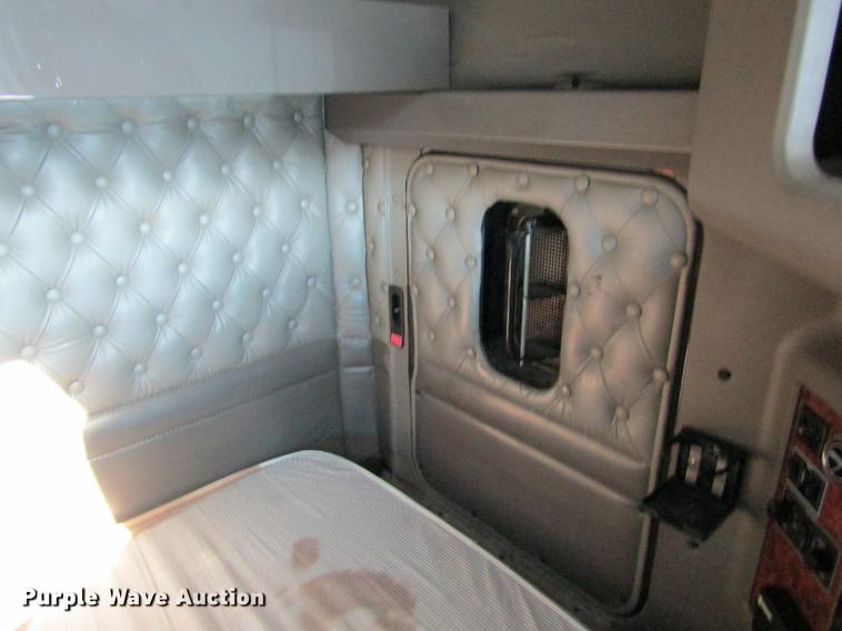 image for item DB5937 2007 Kenworth T600 semi truck