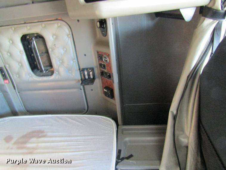 image for item DB5937 2007 Kenworth T600 semi truck