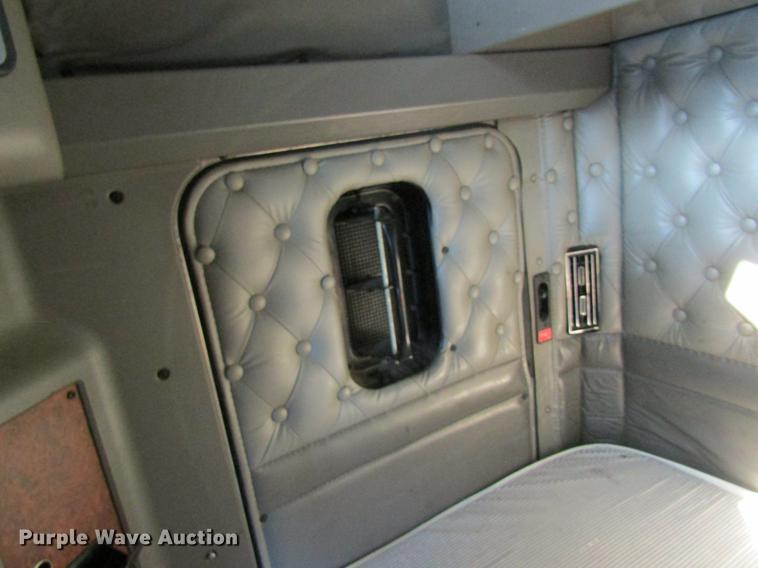 image for item DB5937 2007 Kenworth T600 semi truck