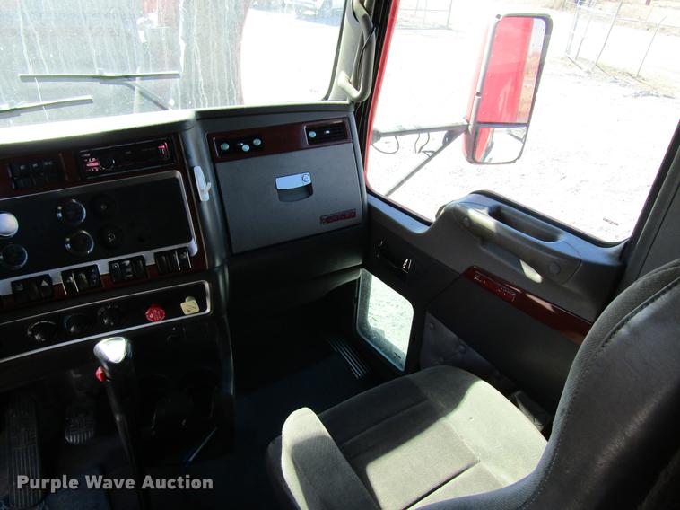 image for item DB5937 2007 Kenworth T600 semi truck
