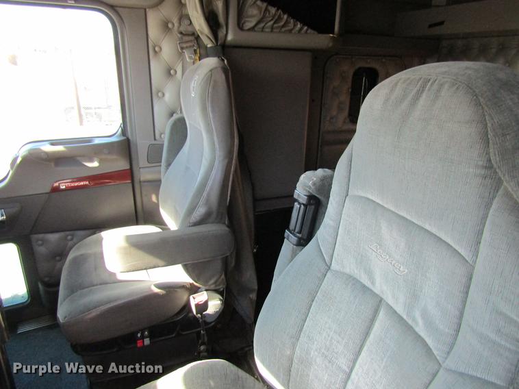 image for item DB5937 2007 Kenworth T600 semi truck