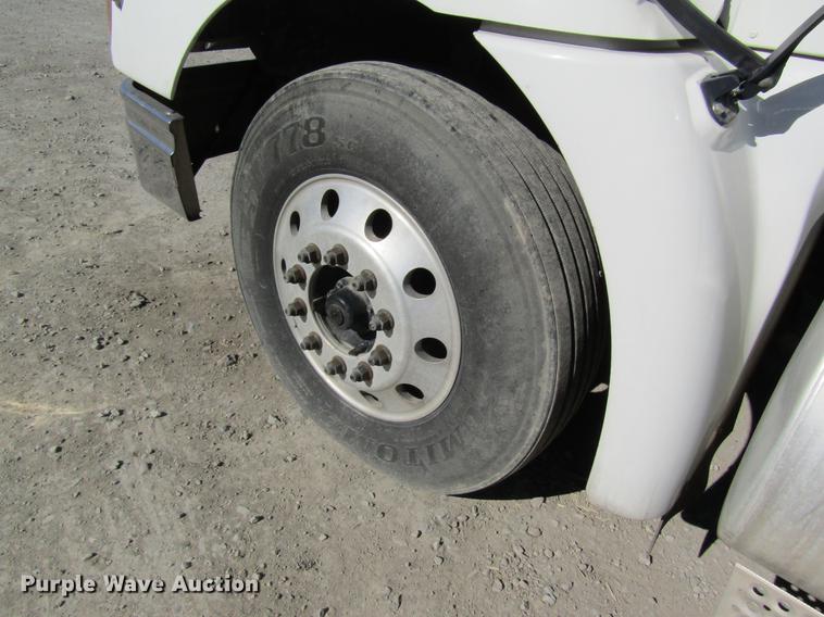 image for item DB5939 2007 International 9400i semi truck