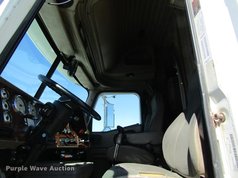 image for item DB5939 2007 International 9400i semi truck