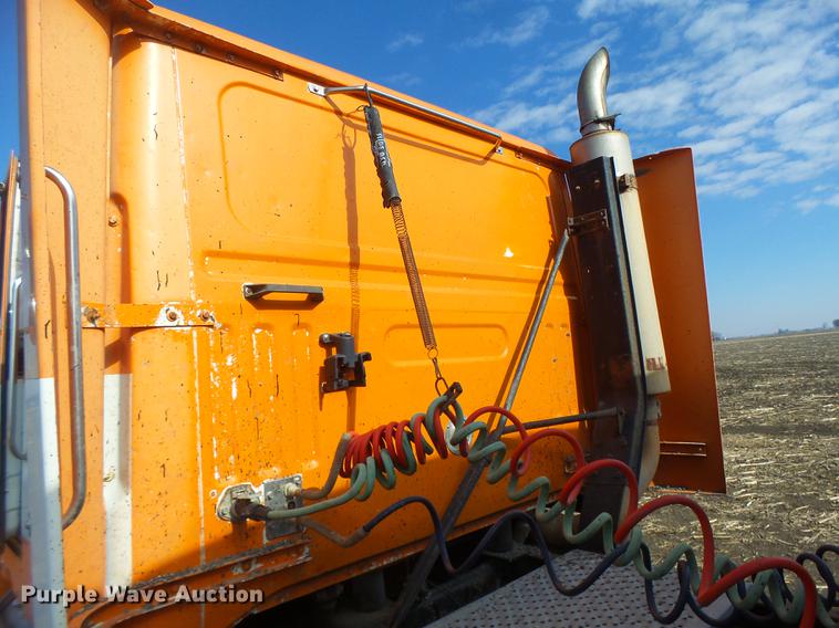 image for item DB9750 1996 Volvo WIA semi truck