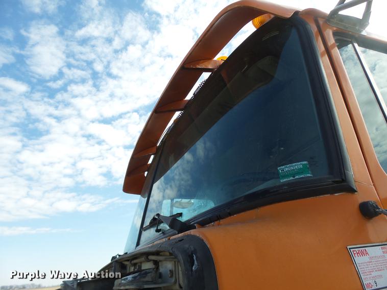 image for item DB9750 1996 Volvo WIA semi truck