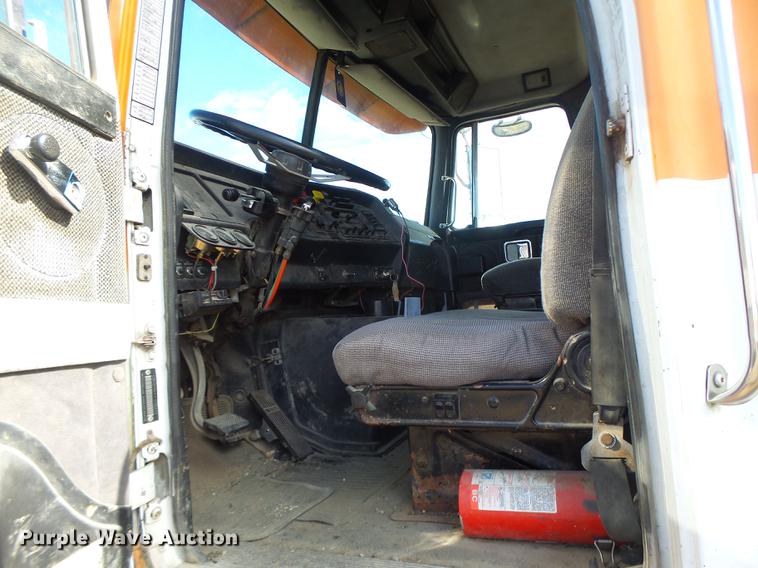 image for item DB9750 1996 Volvo WIA semi truck