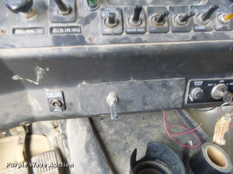 image for item DB9750 1996 Volvo WIA semi truck