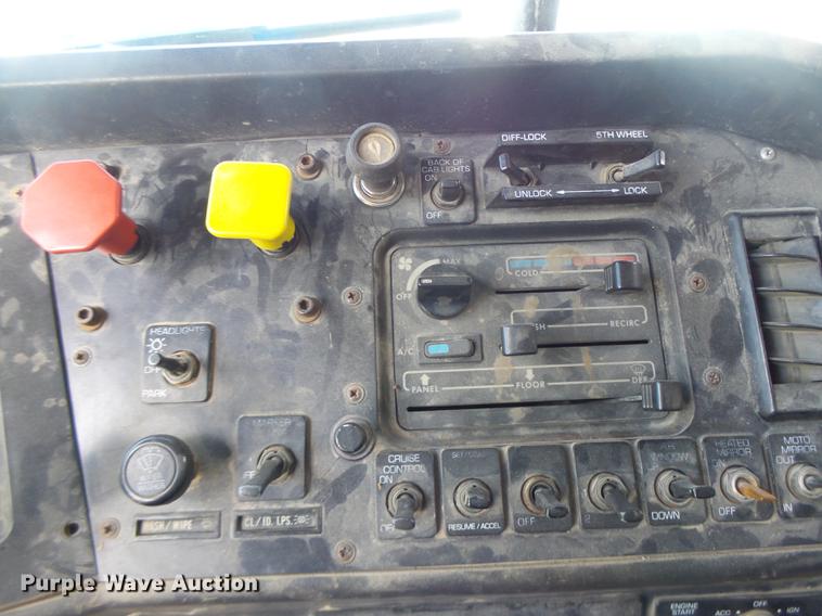 image for item DB9750 1996 Volvo WIA semi truck