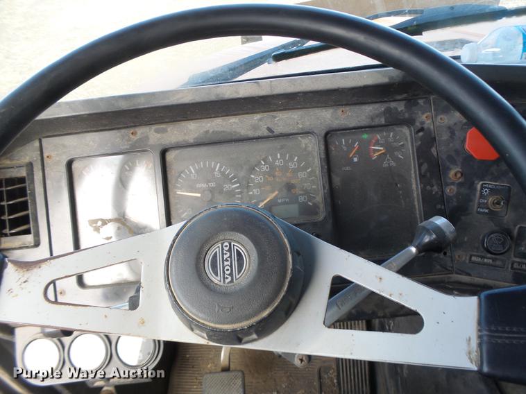 image for item DB9750 1996 Volvo WIA semi truck