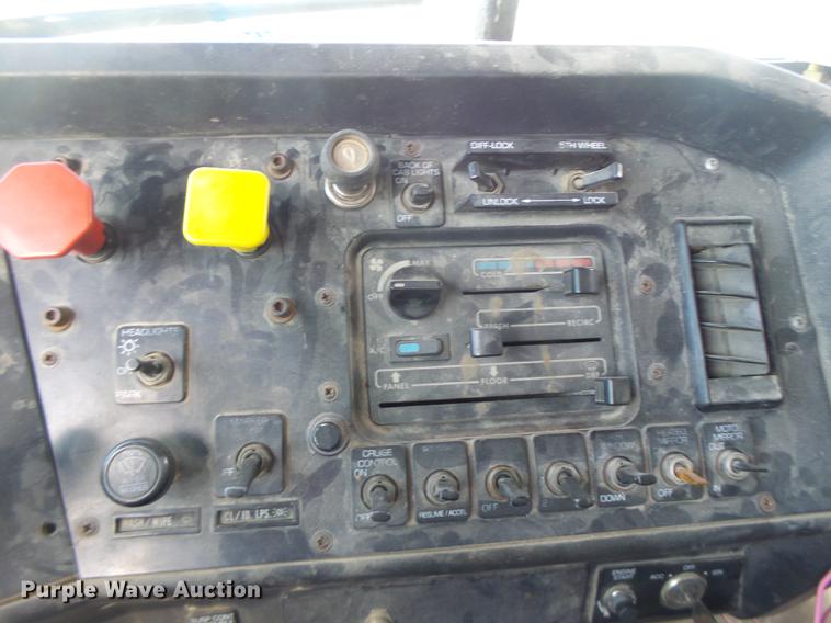 image for item DB9750 1996 Volvo WIA semi truck