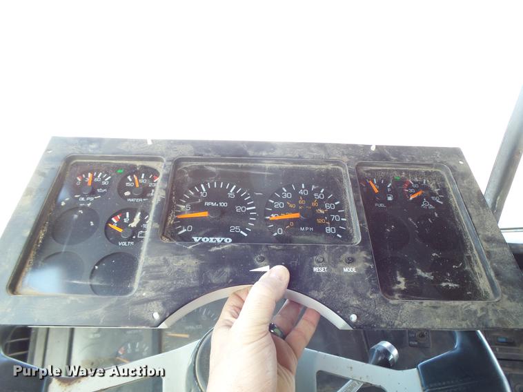 image for item DB9750 1996 Volvo WIA semi truck