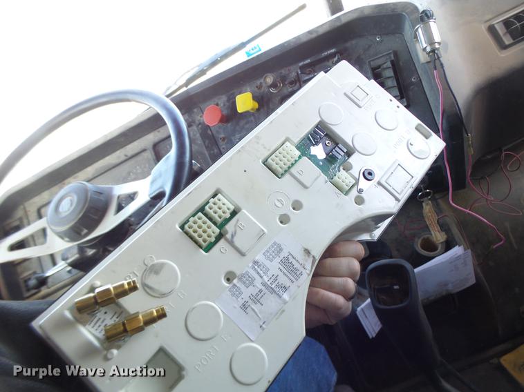 image for item DB9750 1996 Volvo WIA semi truck