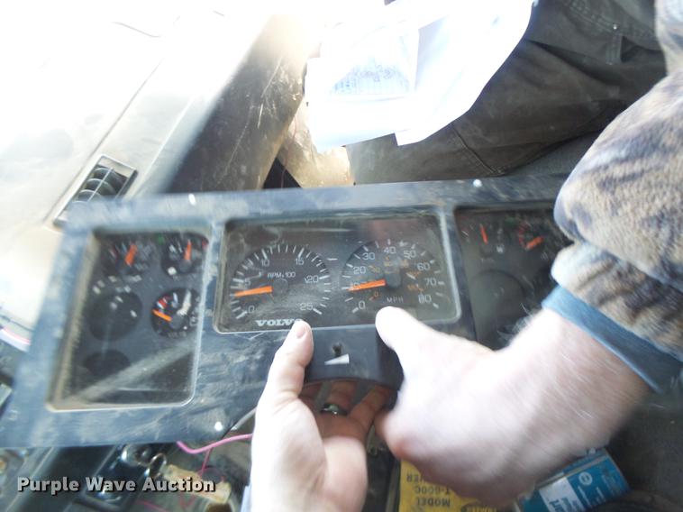 image for item DB9750 1996 Volvo WIA semi truck