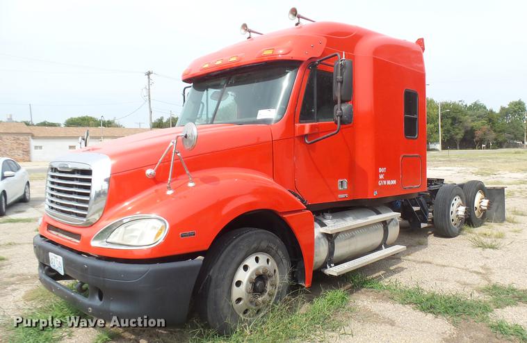 image for item DC1768 2007 Freightliner Columbia semi truck