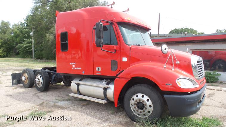 image for item DC1768 2007 Freightliner Columbia semi truck