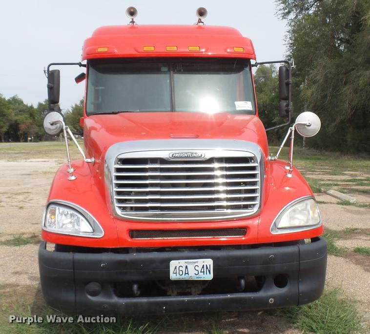 image for item DC1768 2007 Freightliner Columbia semi truck