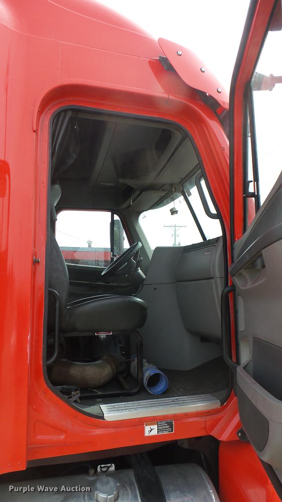 image for item DC1768 2007 Freightliner Columbia semi truck