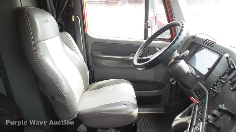 image for item DC1768 2007 Freightliner Columbia semi truck