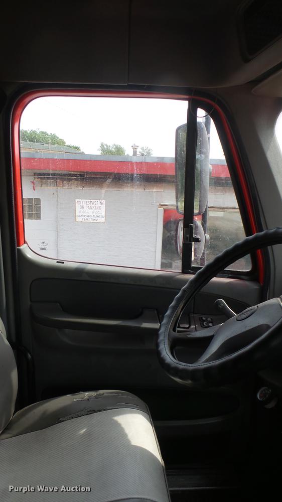 image for item DC1768 2007 Freightliner Columbia semi truck