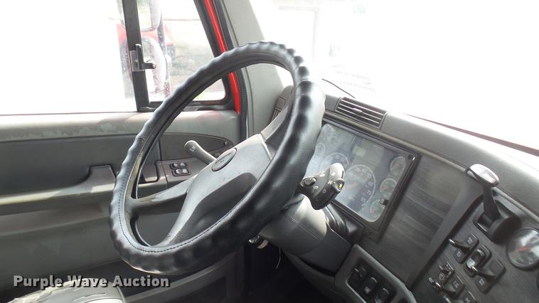 image for item DC1768 2007 Freightliner Columbia semi truck