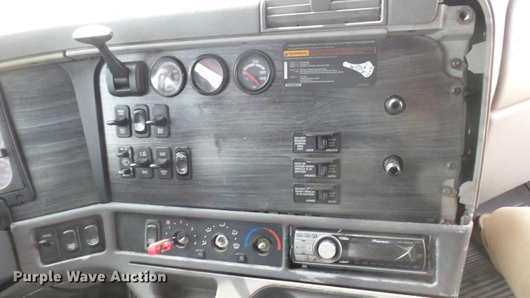 image for item DC1768 2007 Freightliner Columbia semi truck