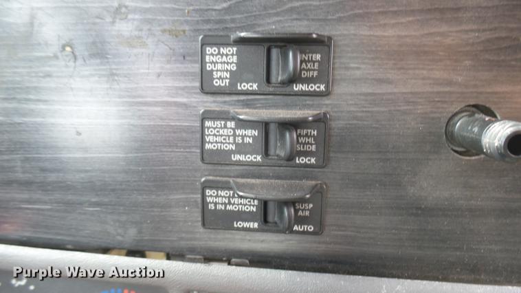 image for item DC1768 2007 Freightliner Columbia semi truck