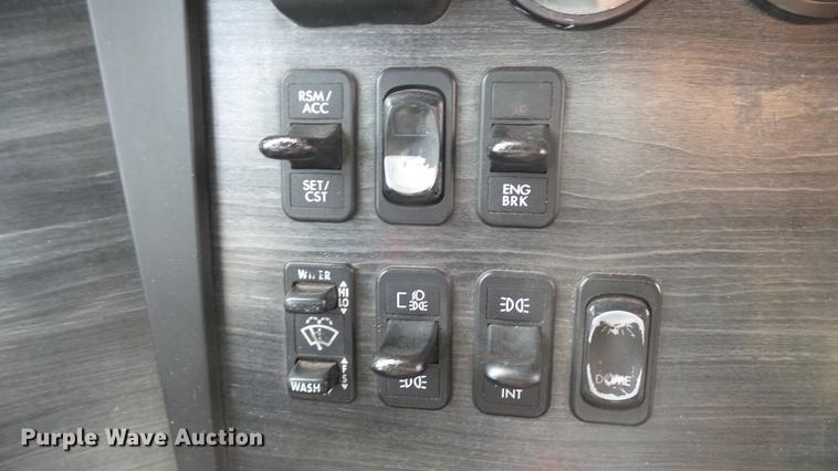 image for item DC1768 2007 Freightliner Columbia semi truck