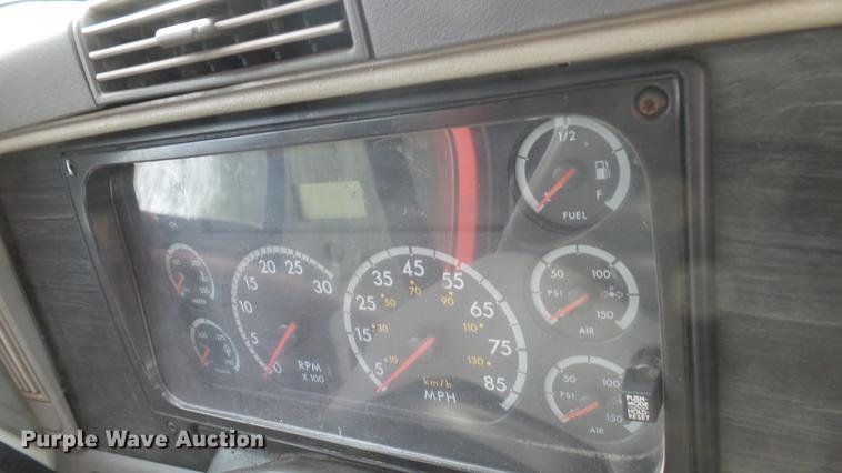 image for item DC1768 2007 Freightliner Columbia semi truck