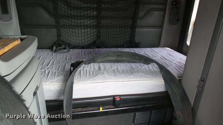 image for item DC1768 2007 Freightliner Columbia semi truck