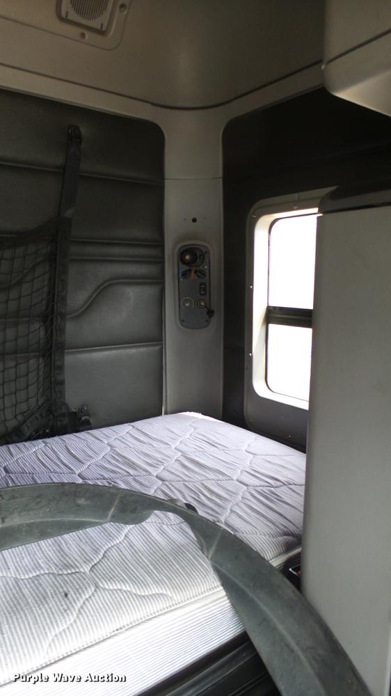 image for item DC1768 2007 Freightliner Columbia semi truck