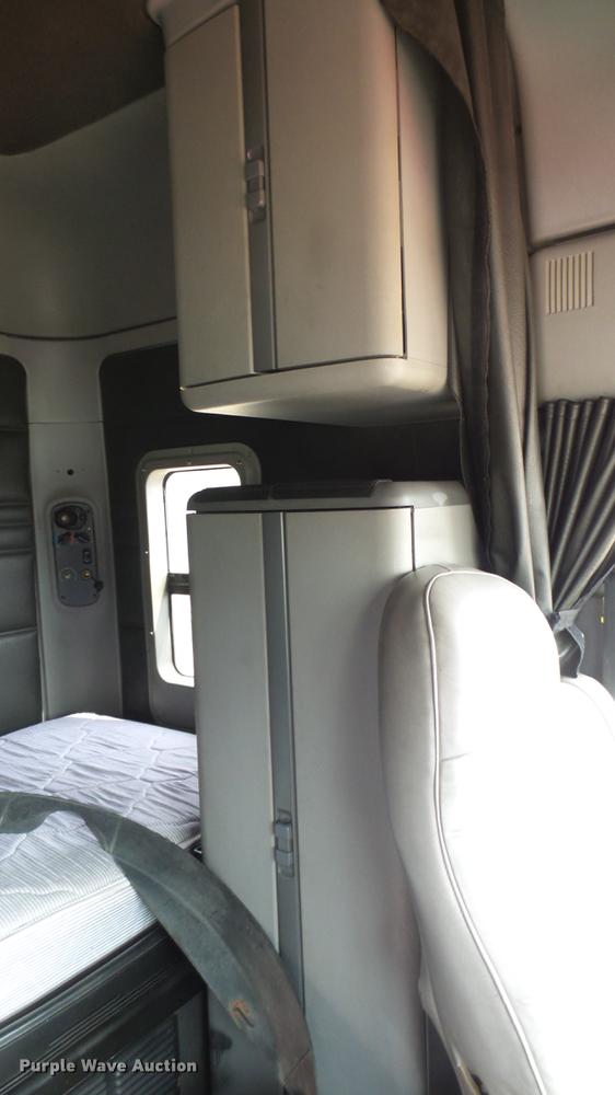 image for item DC1768 2007 Freightliner Columbia semi truck