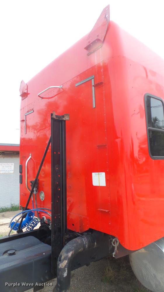 image for item DC1768 2007 Freightliner Columbia semi truck