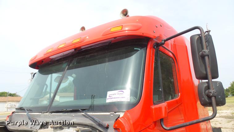 image for item DC1768 2007 Freightliner Columbia semi truck