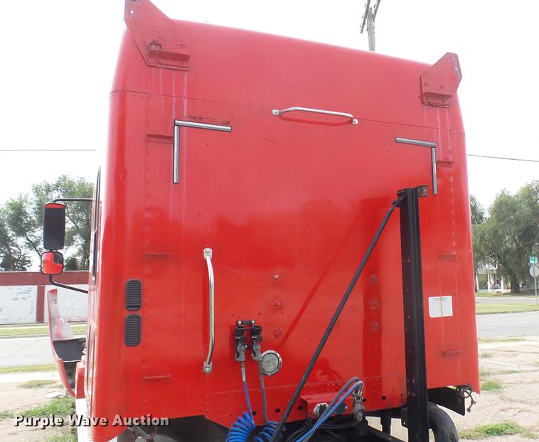 image for item DC1768 2007 Freightliner Columbia semi truck