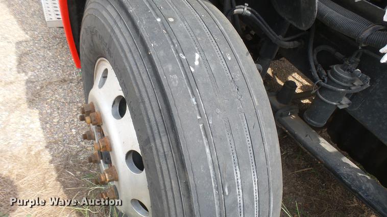 image for item DC1768 2007 Freightliner Columbia semi truck