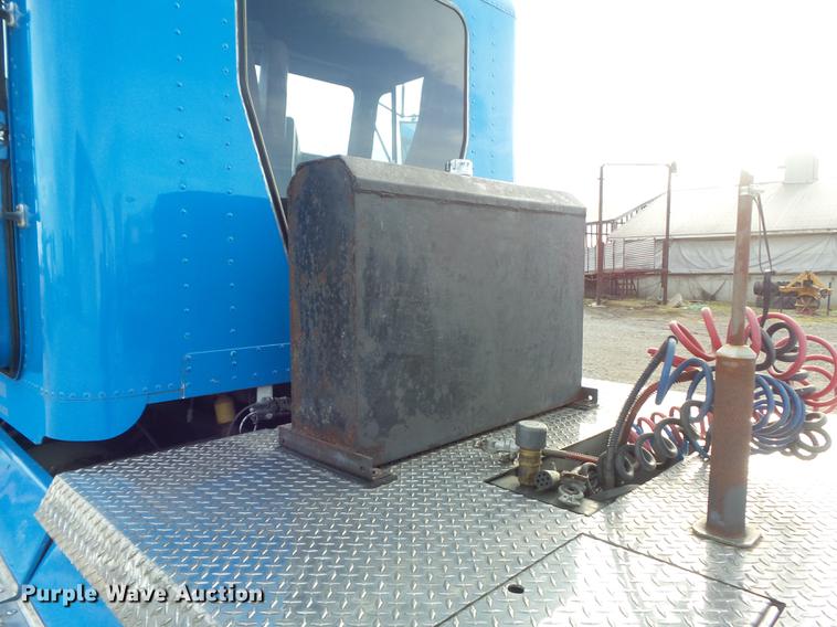 image for item DC7403 1990 Freightliner FLD120 semi truck