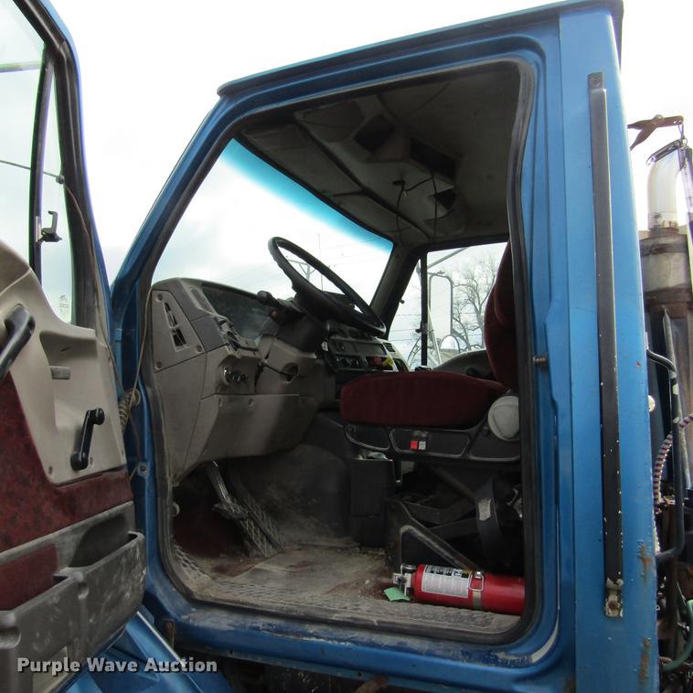 image for item DC7406 2001 Sterling 9500 semi truck